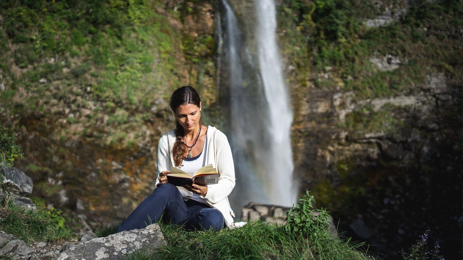 Ein Moment zum Lesen und Entspannen am Botto Wasserfall