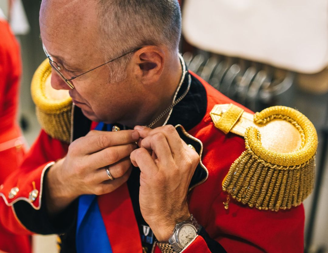 Vorbereitung mit traditionellen Uniformen, die Geschichte lebendig machen