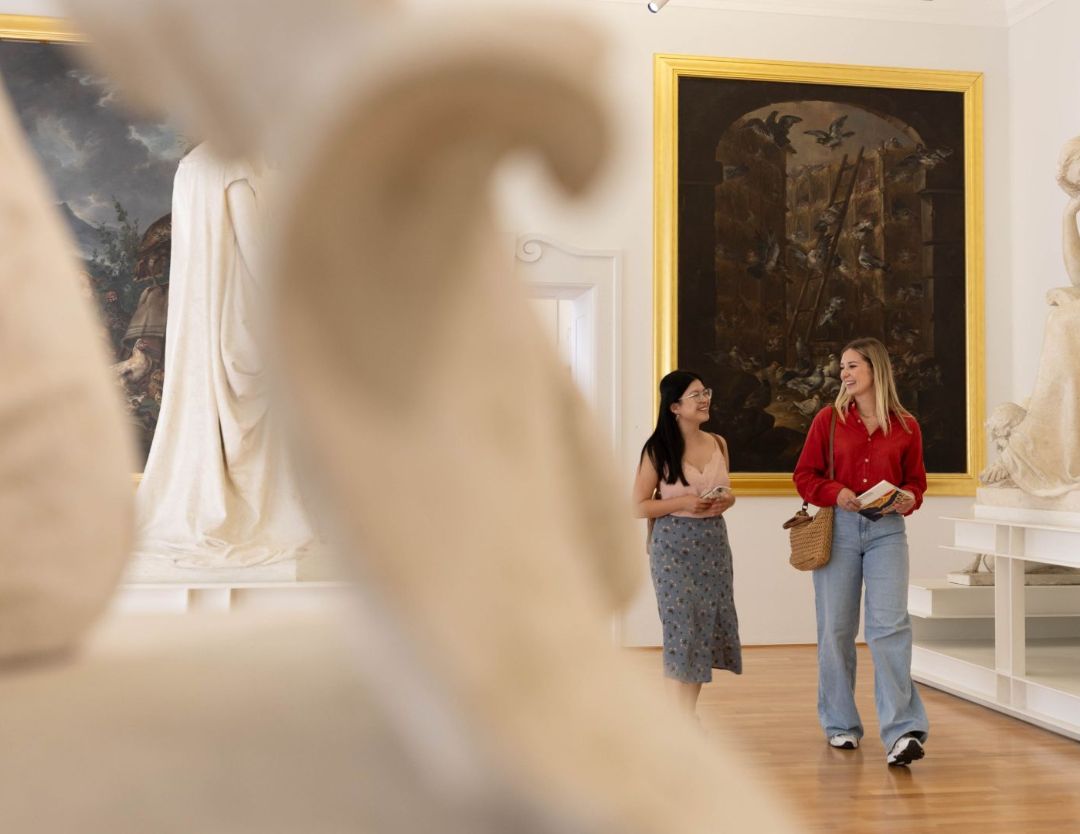 Skulpturen und Besuchende im Museo Vincenzo Vela
