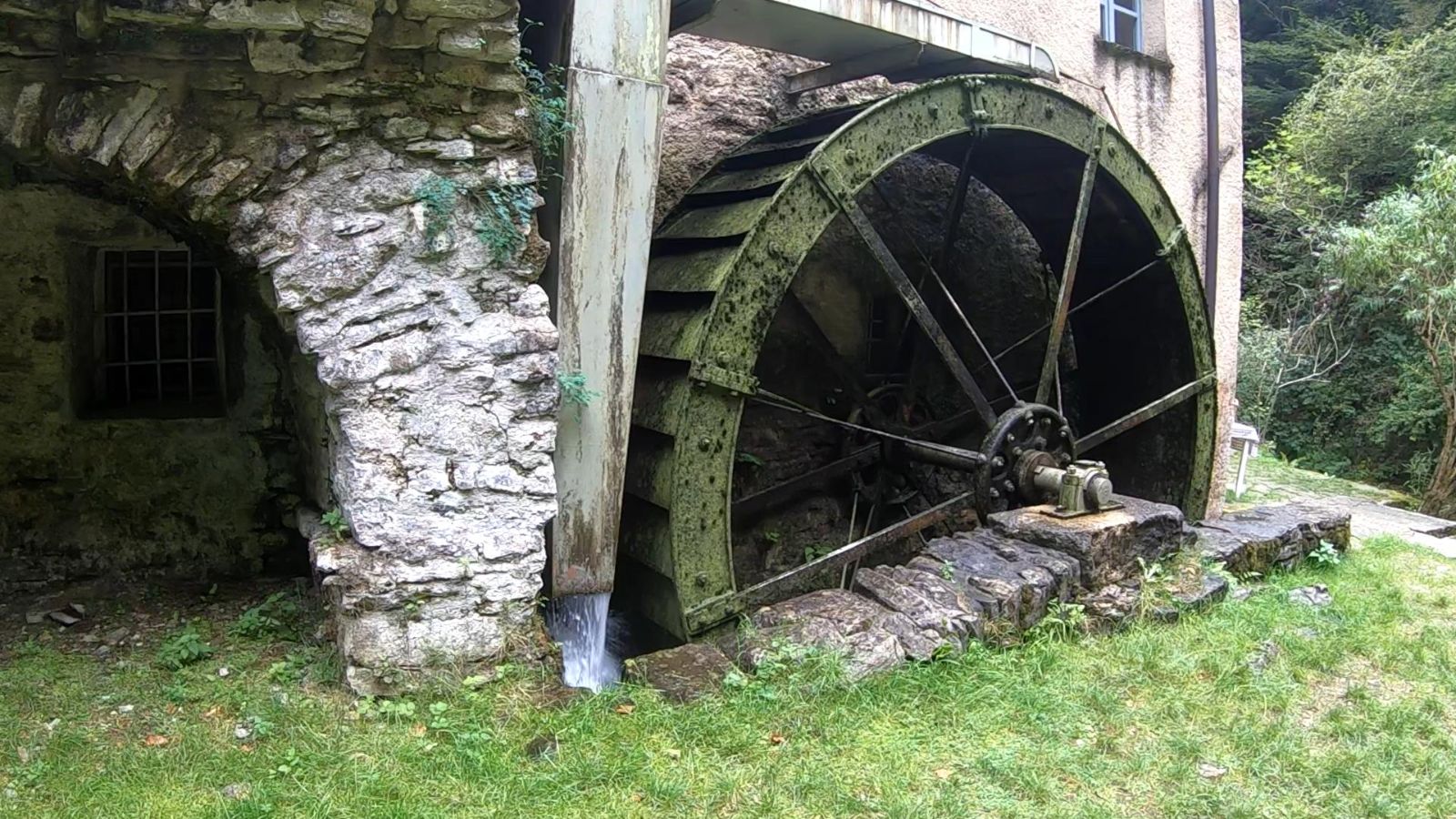 Le moulin de Bruzella, on passe ensuite de la préhistoire à la roue.