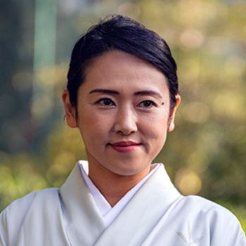 Eri-san, Hausfrau, die historische Traditionen aus Japan ins Tessin bringt.