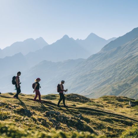 Camminare nella Val Bedretto tra luce e paesaggi alpini