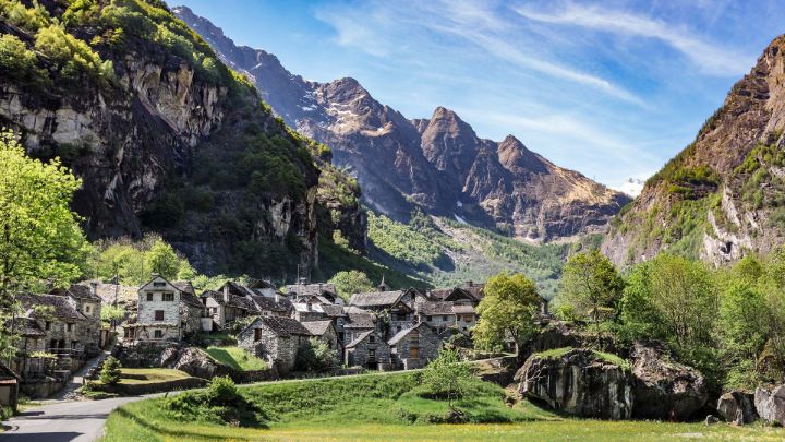 Vallemaggia, an die Berge scheint die Sonne zuerst