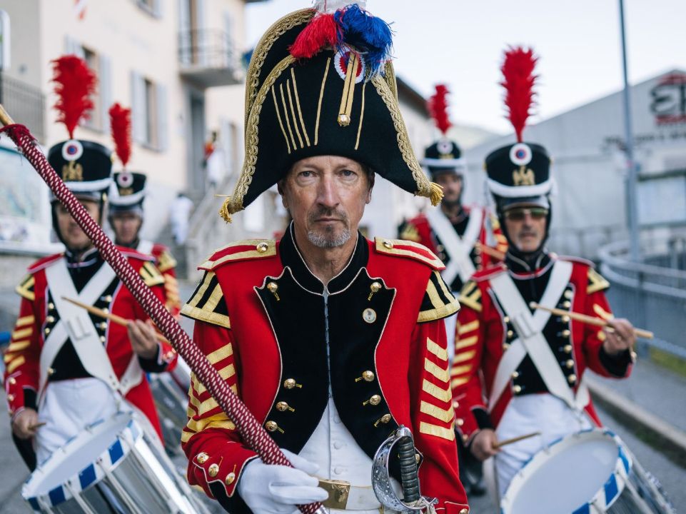 Der Milizführer eröffnet den Umzug