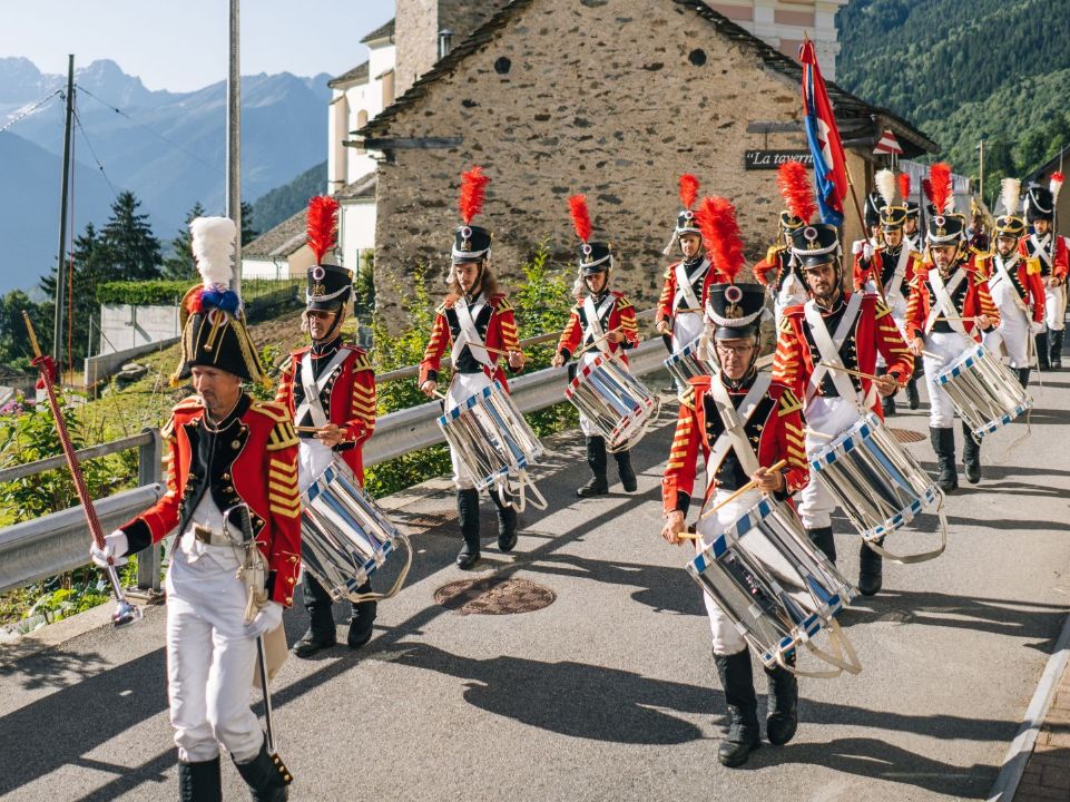 Die Miliz von Leontica marschiert im Rhythmus der Trommeln