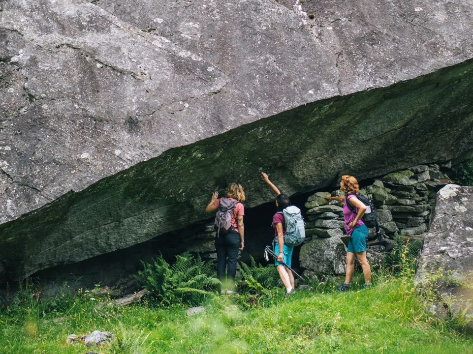 Splüi unter einem gewaltigen Felsblock im Bavonatal