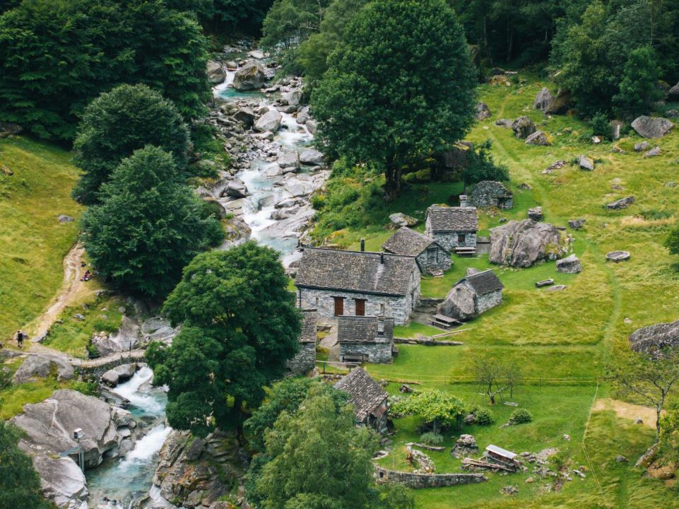 Der Weiler Puntìd in der wilden Natur des Val Calnègia