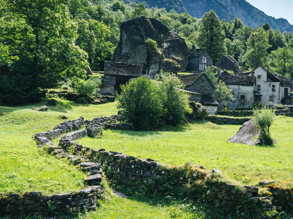 Transhumanz-Weg durch Trockenmauern und alpine Weiler