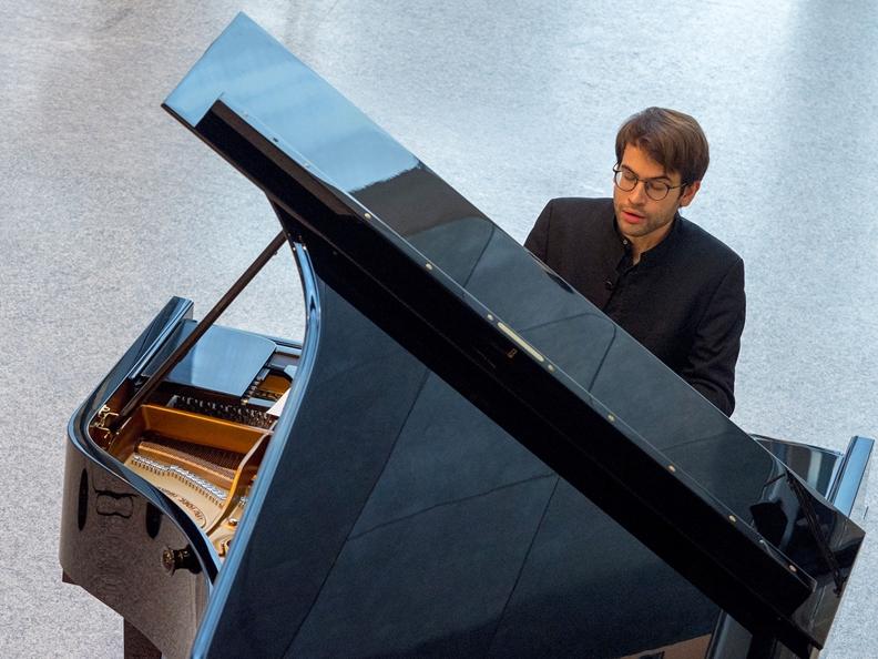 Image 0 - Jean-Sélim Abdelmoula replaces pianist Alexandra Dovgan
