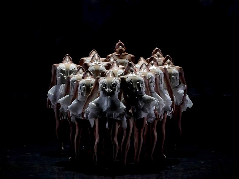 Image 3 - Ballet Preljocaj – Swan Lake