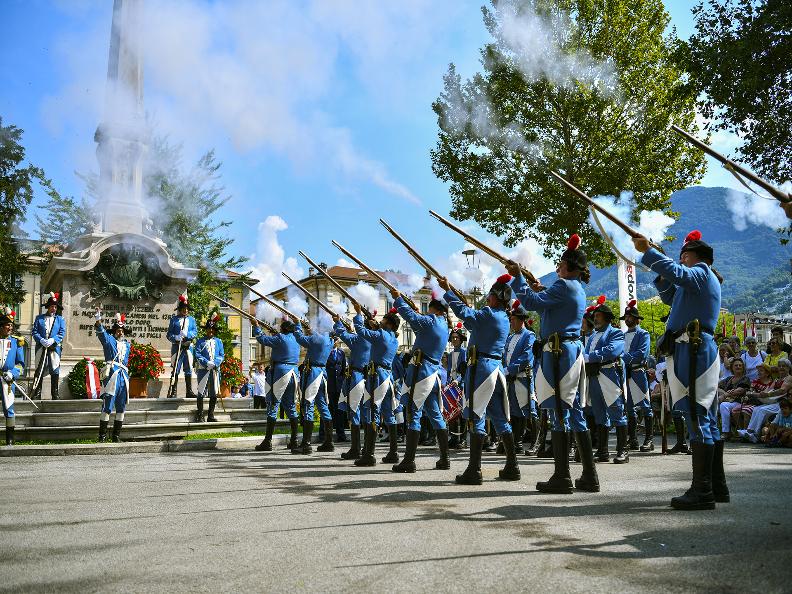Image 1 - Feierlichkeiten den 225. Jahrestag der Moti di Lugano mit historischer Schweizer Truppenparade