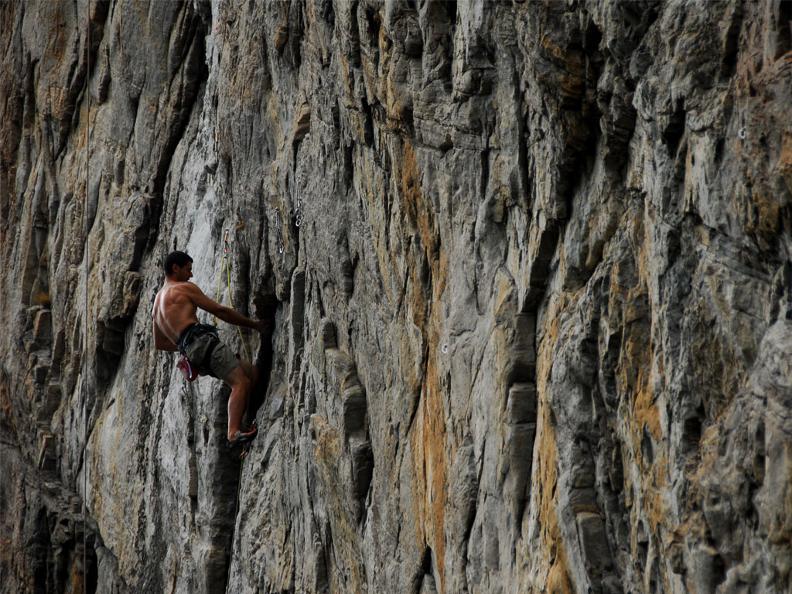 Image 0 - Climbing in Brontallo