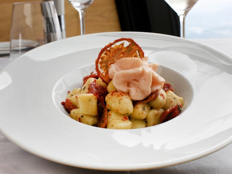 Image 0 - Gnocchi de pommes de terre au romarin, tomates dattes confites et mousse à l'eau de tomate - La recepte