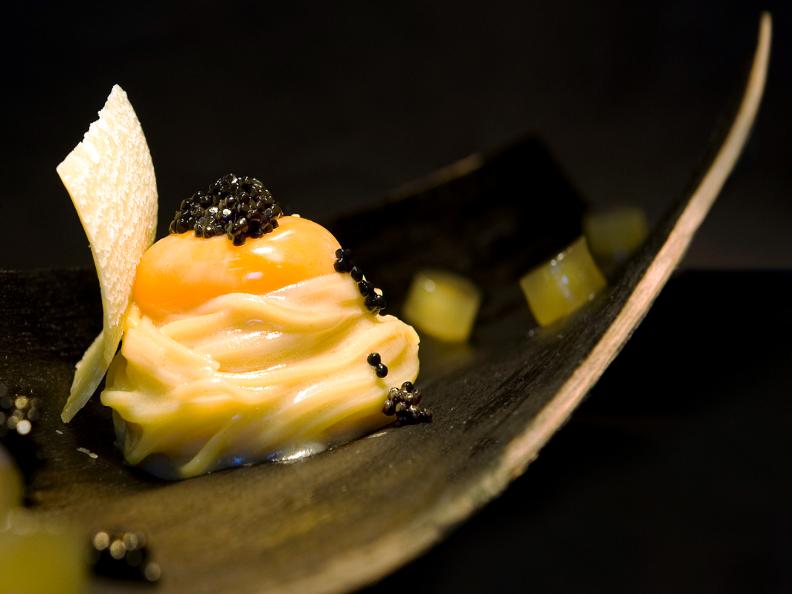 Image 0 - “Uovo su Uovo”: Tagliolino al burro, tuorlo in brodo e caviale di aringa - La ricetta