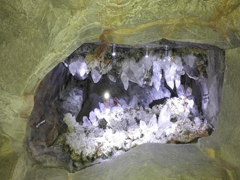 Image 0 - Mineralhöhle